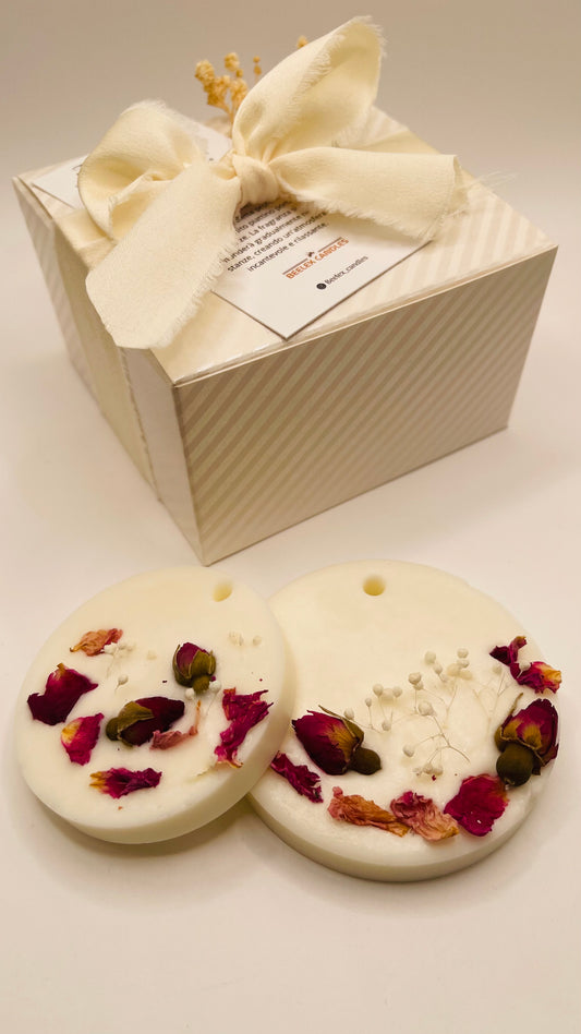 Eleganza Profumata: Candele Aromatiche con Fiori Essiccati per Bomboniere e Segnaposto