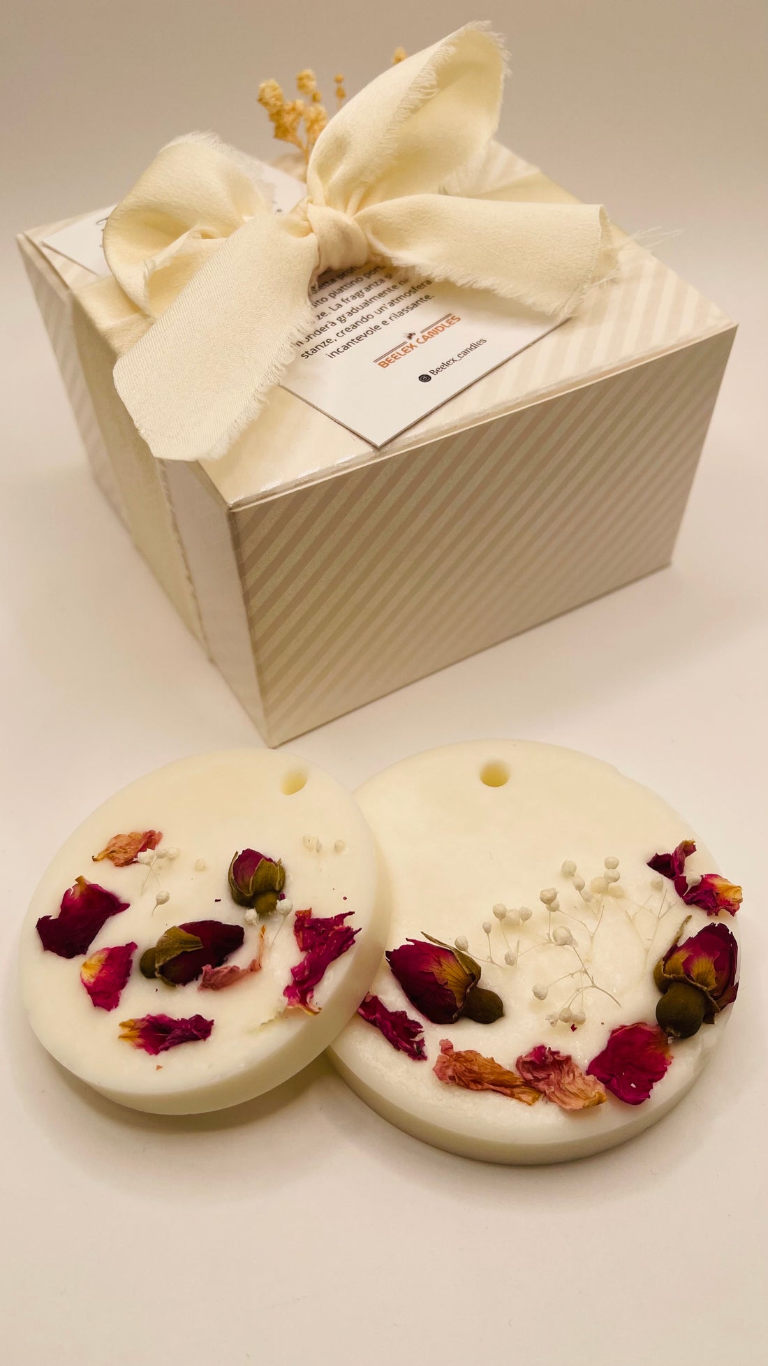Eleganza Profumata: Candele Aromatiche con Fiori Essiccati per Bomboniere e Segnaposto